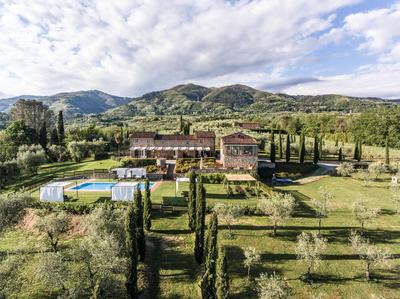 Ampio appartamento completamente rinnovato con vista e piscina