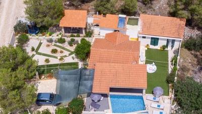 Secluded house with seawater pool