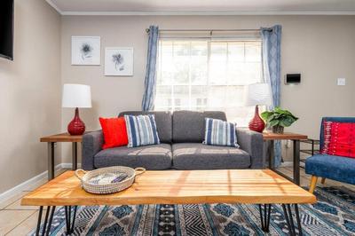 HEIRS LIVING : VOGUE - By Downtown . WFH . King Bed . Free Parking . Pet Friendly