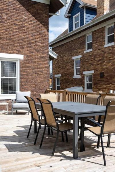 Deluxe 4-Bedroom w Huge Deck 3-Min to Downtown
