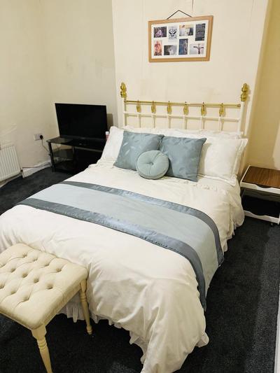 Double Bedroom in West Yorkshire, Leeds