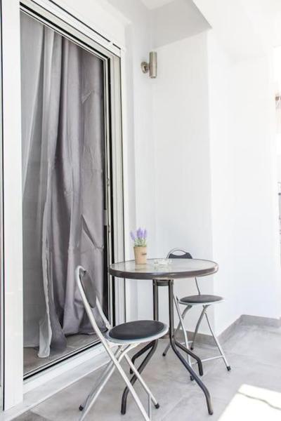 Spacious Flat For Friends & Couples With Balcony