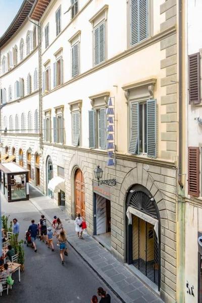 Classic Florentine Flat Near Piazza Santa Croce