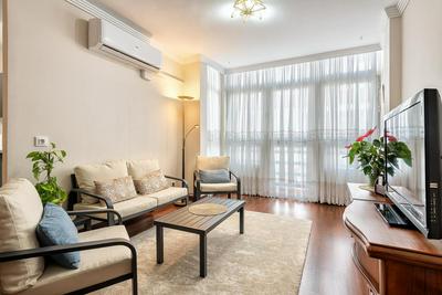 Apartamento en el centro, Mesa y López