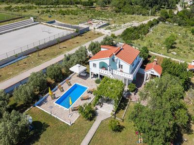 Holiday House Marina with pool