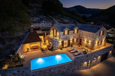 Villa Ani! Traditional and luxurious 4-bedroom villa with heated pool and sea views