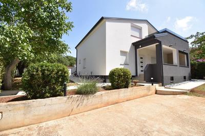 Holiday house with sea view and BBQ grill
