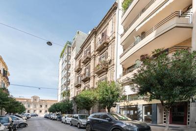 GuestHost - Central & Comfy Apartment with veranda