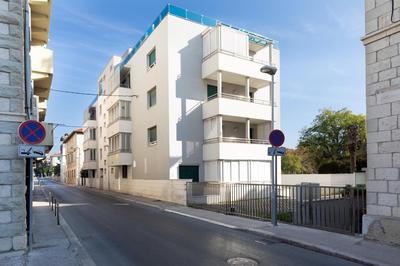 Bačvice - 2 BR , terrace,3 air conditioners, parking,elevator 3 minutes to the beach