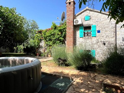 Stonehouse Zena with outdoor Kitchen and Garden