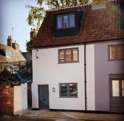 Grade II Listed 2 Bed Cottage with Free Parking