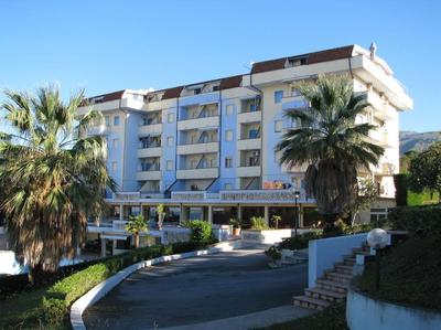 Apartments with a tennis court and a barbecue