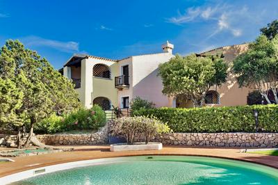 Residence con piscina a Liscia di Vacca, 350 mt dal mare, 3 km da Porto Cervo