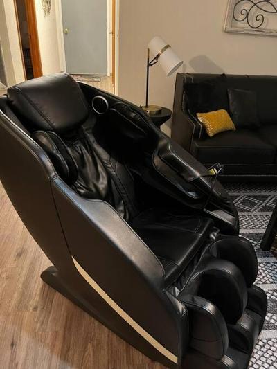 Paradise Oasis Near Lake *Full Body Massage Chair*