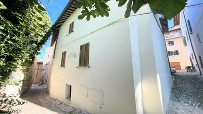 huge town house in Spoleto storico - car unnecessary - wifi - sleeps 10