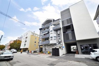 Ophelia - Spacious 2-Bedroom Apartment with Parking & Balcony