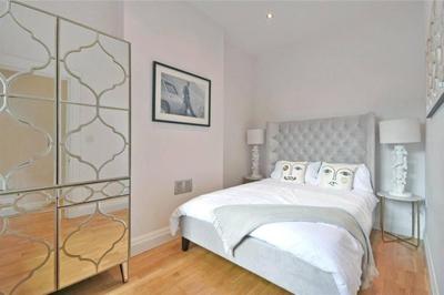 Luxury 3 Bed Apartment - HUGE OUTDOOR TERRACE & Amazing Transport Links