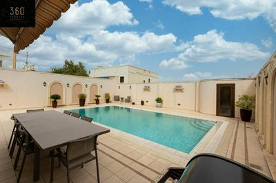 LUX VILLA with amazing BBQ, Pool Area & WIFI by 360 Estates