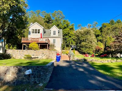 Lakeview Home 3 Private Beaches w/ Kayaks, on Squantz Pond