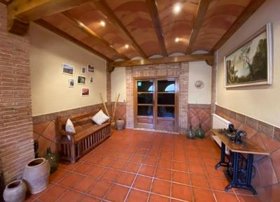 Casa de pueblo con merendero y chimenea.