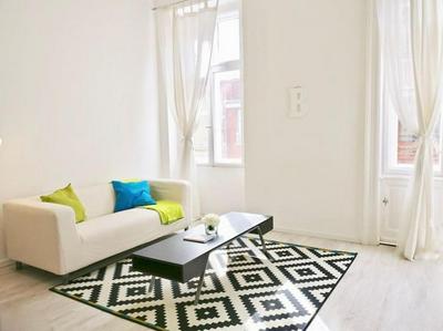 Bright and Cozy - City Center Apt