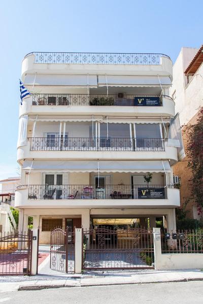 Sunny Apartment near Metro Station