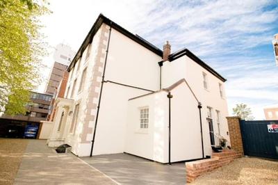 Spacious 2 bed city centre apartment with parking