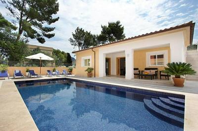 Modern villa 300m from crystal clear coves by Renthousing