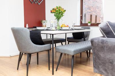Maltings House Cosy and Stylish 2 bedroom flat near the city centre with free parking and ensuite rooms
