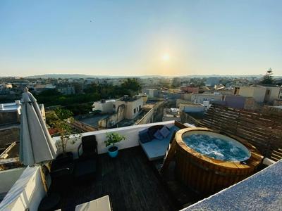 Rooftop Heated Jacuzzi, Fireplace, A Unique Home!