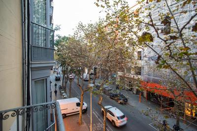 2sic1033 - Bright flat near Sagrada Familia