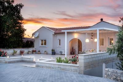 Villa Chrysallis with heated pool