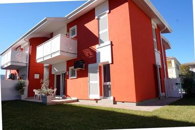 Flat with private garden by the sea