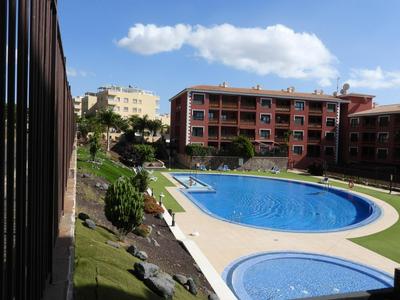 Luminoso y Elegante, piscinas y pistas de pádel