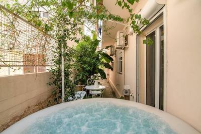 Amazing House with Jacuzzi and Huge PVT Garden