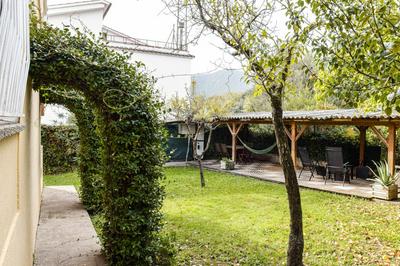 Can Camps Besalú Jardín y parking para familias