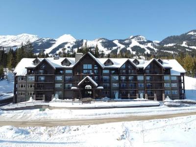 Fully Renovated Ski-in/out Loft with Private Hot Tub!