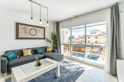 Sea view 2 bedroom apartment 2 min away from the beach