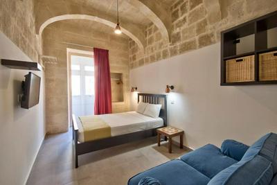 Old Lodge Apartment 1 by Vallettastay
