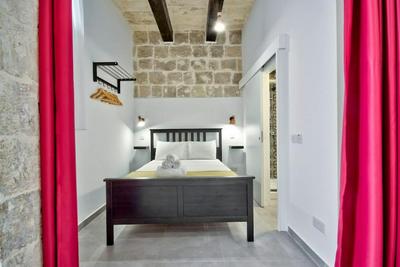 Old Lodge Apartment 2 by Vallettastay