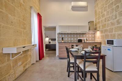 Old Lodge Apartment 6 by Vallettastay