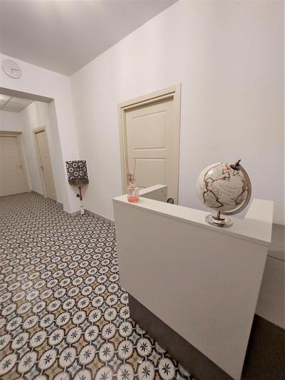 Leone Apartments