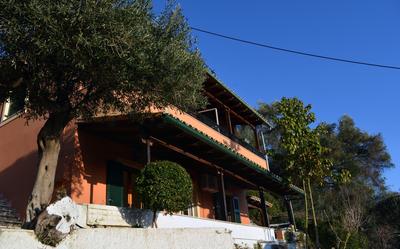 Papadatos Apts With Amazing View - 5mins from the beach