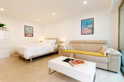 Elegant one room of golden square