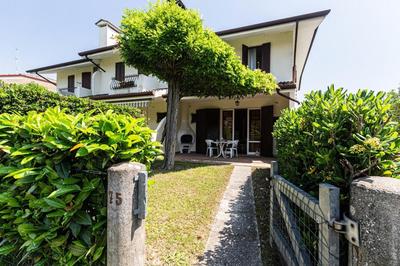 Townhouse with garden and shared pool