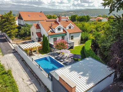 The Oasis - Family-Friendly Holiday Home with Heated Pool