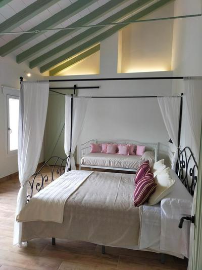 LA CASA DE LA HUERTA Stylish family cottage in Malaga countryside