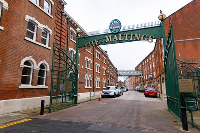 1 Bed City Studio near Theatre and Station Secure Parking