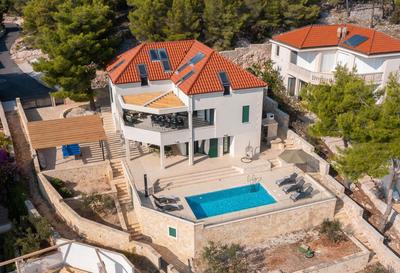 SEAFRONT VILLA for 10 people!