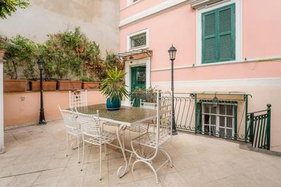 The British Corner, Central Cozy Loft with Garden 10 Min From Center